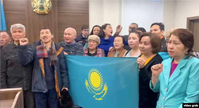 Махамбет Әбжанды қолдауға келген жұрт үкімнен соң "Масқара!" деп айқайлады. Астана, 3 ақпан, 2023 жыл.