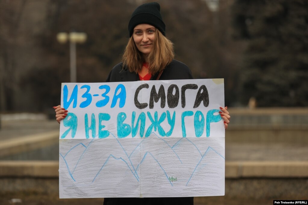Митингіде плакат ұстап тұрған қыз. Алматы, 26 ақпан 2022 жыл.