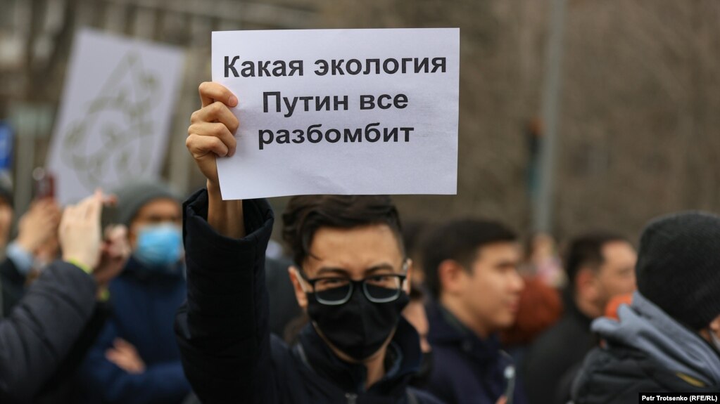 Плакат ұстап тұрған жігіт. Алматы, 26 ақпан 2022 жыл.