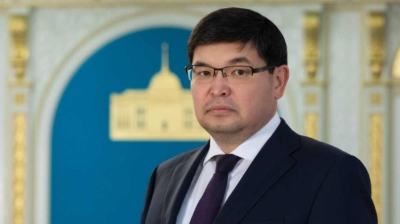 «Қатты сынамайтын шығарсыздар»: министр Тәкиев парламенттен кетті