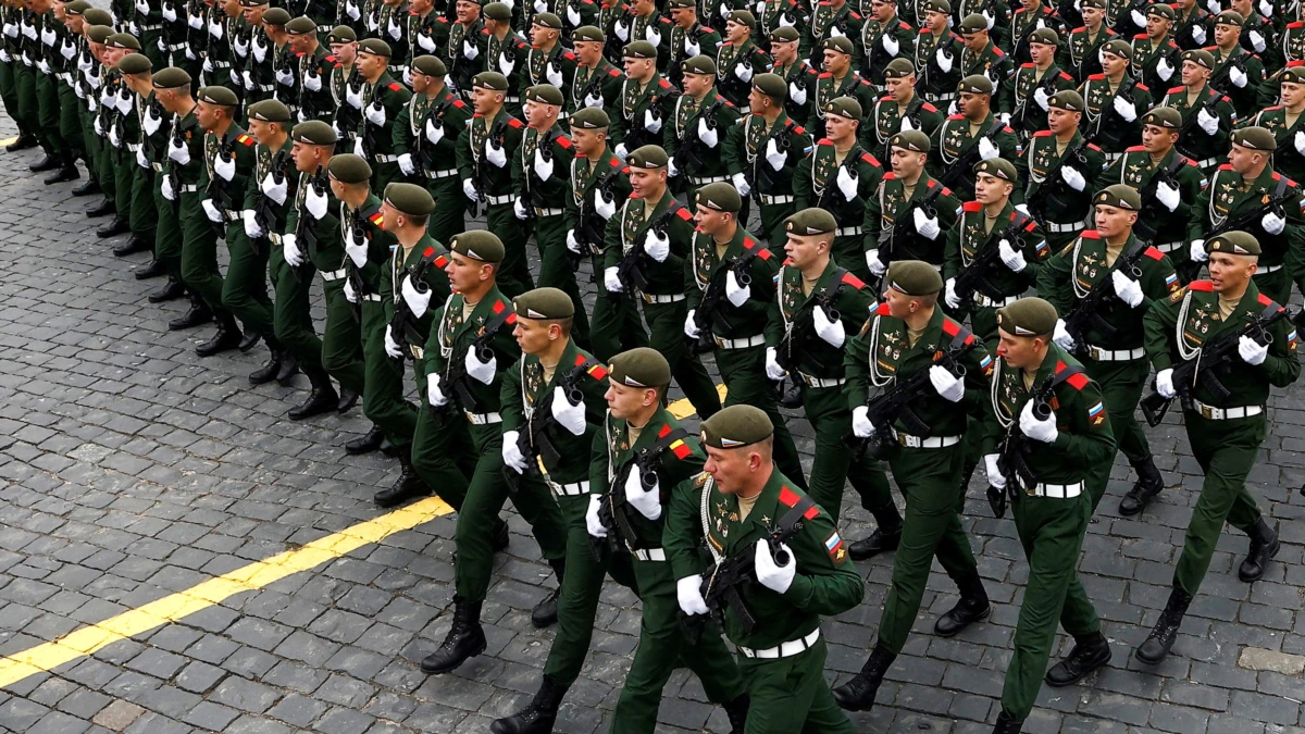 Мәскеудегі парада Путин Украинаға шабуылды "ескерту соққысы" деп атады