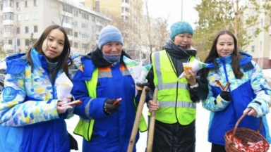 Астанада еріктілер коммуналдық қызметкерлерге бауырсақ пен ыстық шай үлестірді