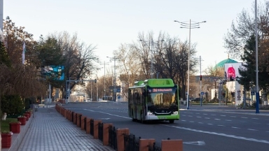 Өзбек шенеуніктері жұмысқа автобуспен барады