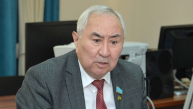 Депутат Дайрабаев министрліктегілердің "намыссыз екенін" айтып, Моңғолияның соңында қалғанымызға налыды