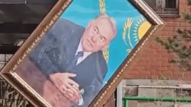 Назарбаевтың портреті қоқыста жатыр