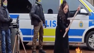 Швециядағы ашық алаңда полицияны арқаланған әйел Құранды өртеп жіберді