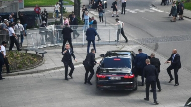 Словакия премьер-министрі Роберт Фицоға оқ атылып, көпшілік алдында жарақаттанды