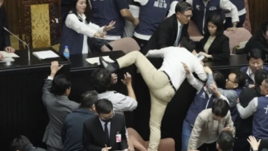 Тайваньда депутаттар төбелесіп заң жобасы ұрланды