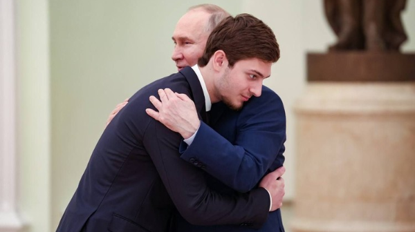 Путин Қадыровтың үйленгелі жатқан 17 жастағы ұлымен арнайы кездесіп, "өмірлік кеңес" берді