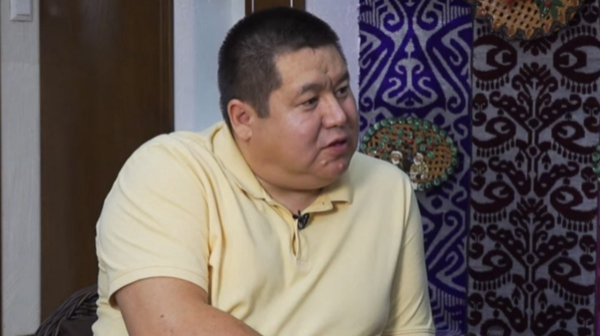 Өзінше бір идеология жасап қойыпты: Қырғызстандық журналист қазақ тілі туралы пікір білдірді