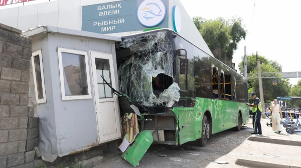 Алматыдағы автобус апатынан бір адам қаза тапты
