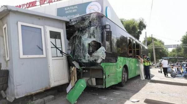 Алматыда жеңіл көлікпен соқтығысқан автобустың бейнежазбасы тарады