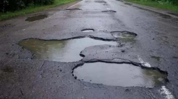 "Шұңқыр мен тесік көп": Семейлік бойжеткен тренд арқылы қала жолдарының мәселесін көтерді