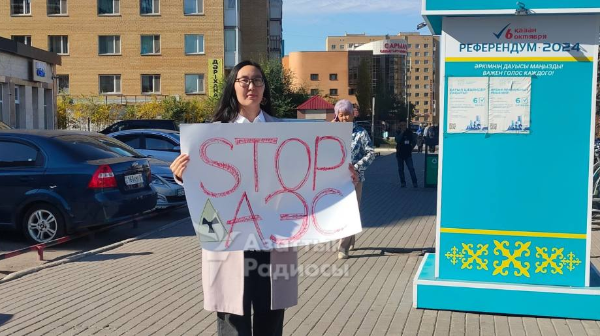 Астаналық белсенді Эльвира Бекзадина қолына "STOP АЭС" деген жазуы бар плакат ұстап, наразылыққа шықты