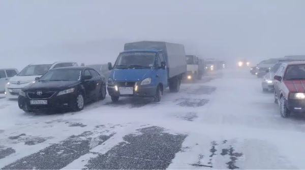 Қарағанды тасжолында 800 автокөлік жиналып қалды (Видео)