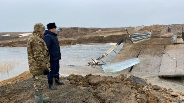 Қиын қыстау қилы заманда: БҚО-да көпірді су шайып, еріген қар су дес берер емес