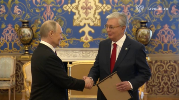 "Кемел Тоқаев - Кеңес Одағының Батыры" - Марапаттау парағын Путин Тоқаевқа табыстады (Видео)