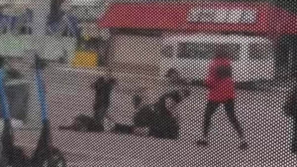 Қарағандыда бір топ ер адам арасында жанжал шығып, 2 жігіт аяусыз соққыға жығылды
