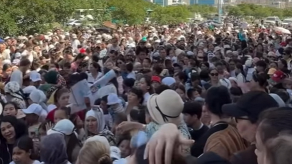 “Бірнеше бала жоғалып кетті”. Ақтауда тегін балмұздаққа таласқандардың әрекеті көптің ашуына тиді (ВИДЕО) 