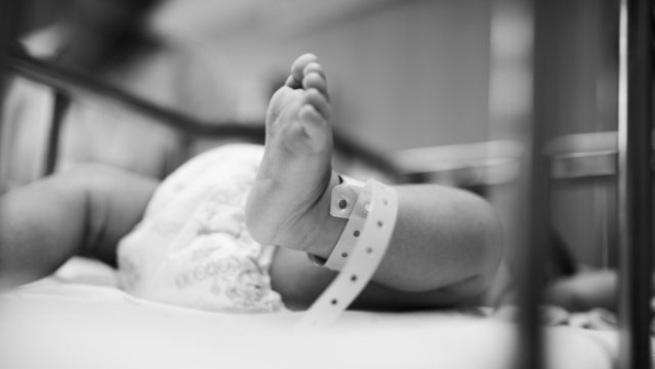 19 жастағы ана жаңа туған сәбиінің тамағын кесіп, дәретхана құдығына лақтырып кеткен