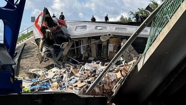 Жолаушылар пойызының үстіне алып көпір құлап, 7 адам қаза тапты