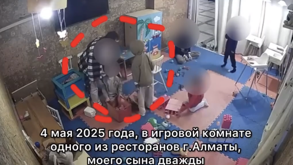 Сұмдық жағдай: Ер адам ойын орталығында 6 жастағы баланы аяусыз соққыға жыққан (ВИДЕО)