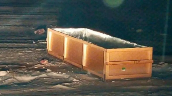 Дәрігерлер өлімін тіркеген: Әйел адам жаназа кезінде табыт ішінде тіріліп кетті
