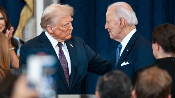 "Байден клондар ауыстырды" - Трамп тергеу жүргізуді тапсырды