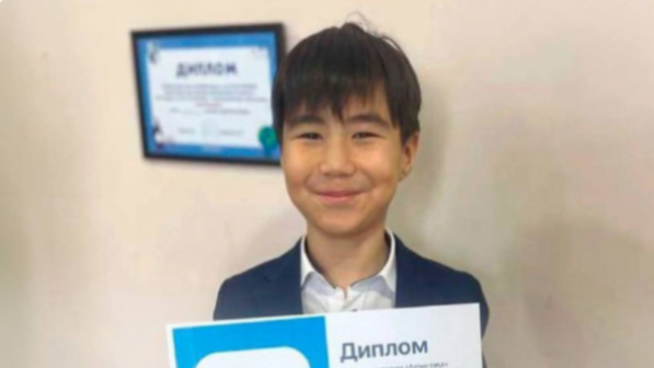 Ақтаулық оқушы рекорд жаңартты: Батыр бала минутына 17 мың сөз оқи алады