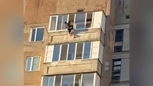  "Ішке қарай жұлқып жібердік". Қарағандылық полицей тоғызыншы қабаттан секірмек болған ер адамды құтқарып қалды  