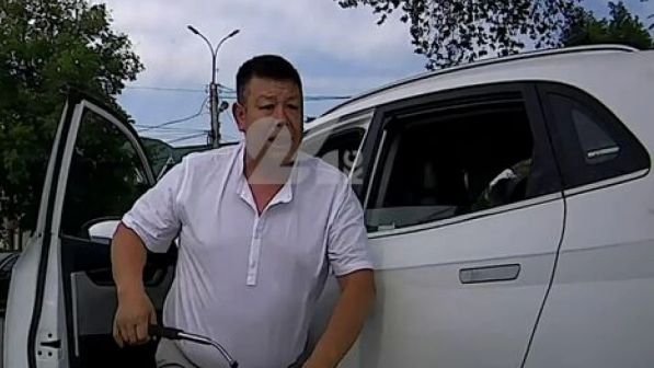 Ер адам әйел жүргізушіні жол үстінде қорқытып, балағаттап, дубинкамен қуған