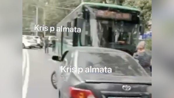 Автобус 5 автокөлікті қатар қаққан. Алматыда жантүршігерлік жол апаты болды (ВИДЕО)