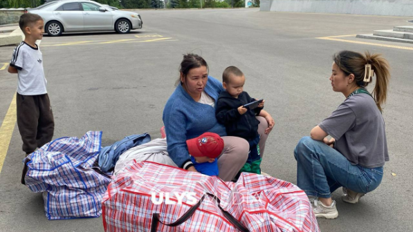 4 баламмен далада қалдым: Қаңтаршының жесірі әкімдік алдында түнемек