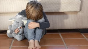 Өте қымбат балабақшаның тәрбиешісі 21 баланы аяусыз ұрып, қабырғасын сындырған 