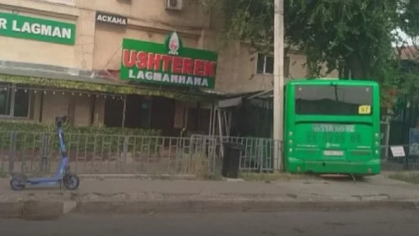 Алматыда жолаушылар мінген автобус көлікпен соқтығысып, ғимараттың ішіне кіріп кетті