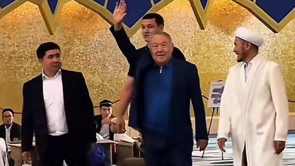 "Назарбаев мешітте жүр". Қазақстанның бұрынғы президентін көрген қолданушылардың видеосы тарады