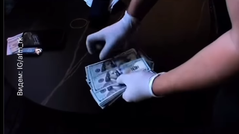 Алматыда экс-вице-министрлердің пәтерлерінен 370 мың доллар мен 4,5 миллион теңге тәркіленді (ВИДЕО)