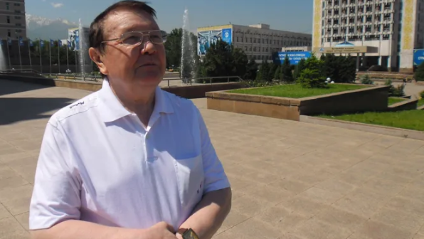 "Жалғыз үйін тартып алу үшін есігін теуіп, іргесін торуылдап жүр". Елге бергілі профессор алаяқтардың арбауына түсіп қалды