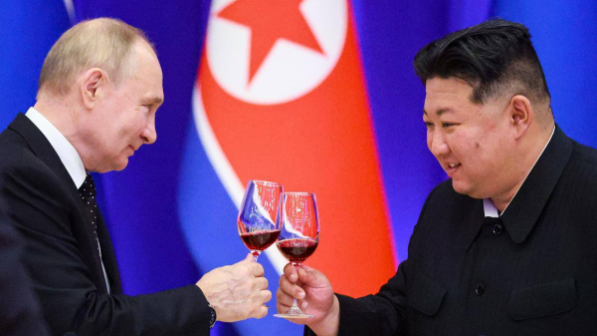 “Солтүстік Корея Ресейді оқ-дәрімен қамтамасыз етуде!” - Путиннің артында кім тұрғаны туралы сұмдық деректер шықты