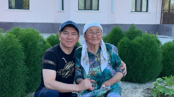 "Өз-өзін тастай салды": Сәкен Майғазиев анасының жағдайы туралы ашып айтты