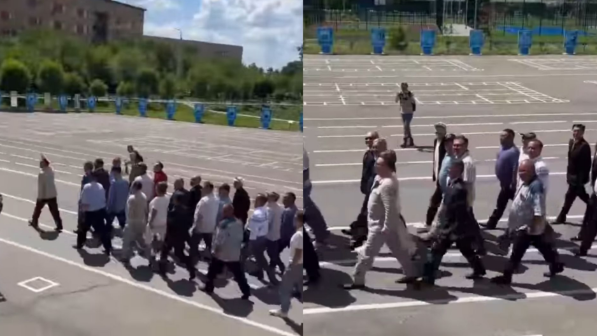 30 жылдан кейінгі кездесу: Қарағандыда әскери мектептің түлектері сап түзеп жүріп шықты (ВИДЕО)