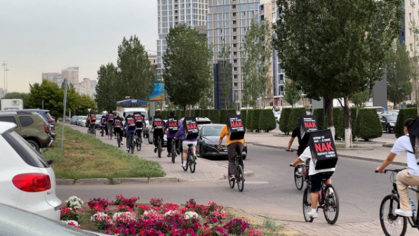 «Өздерің тазалаңдар!»: Астанада жастар құрылыс компаниясының қоқысын өз кеңсесіне апарып тастады