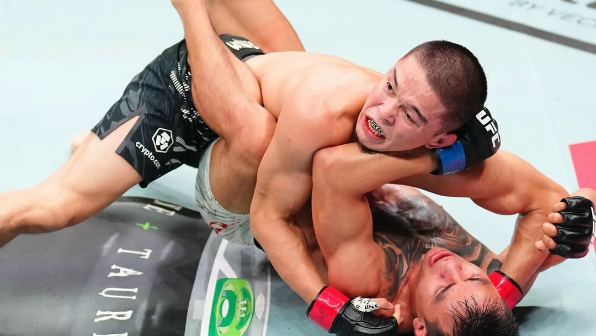 Асу Алмабаев UFC-де қарсыласын оңдырмай сабап, жеңіске жетті