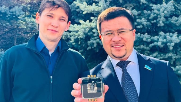 “Оксфордтың Физика департаментінде қызмет ететін жалғыз қазақ баласы” - Депутат рекорд орнатқан жас ғалымды таныстырды