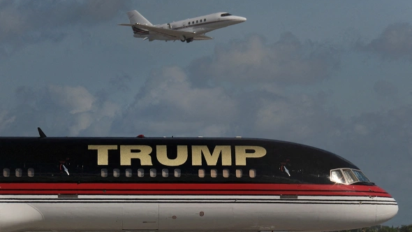 Трамптың ұшағы жолаушылар ұшағына соғылып қала жаздады