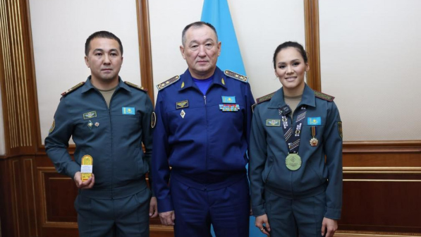 Сүйінші: Қорғаныс министрі бокстан әлем чемпионы Алуа Балқыбекованы “Ел қорғаны” медалімен марапаттады
