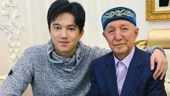 “Ең алғаш рет қолыма қара домбыраны ұстатқан»: Димаш Құдайберген марқұм атасы жайлы естелігін айтты (ВИДЕО)