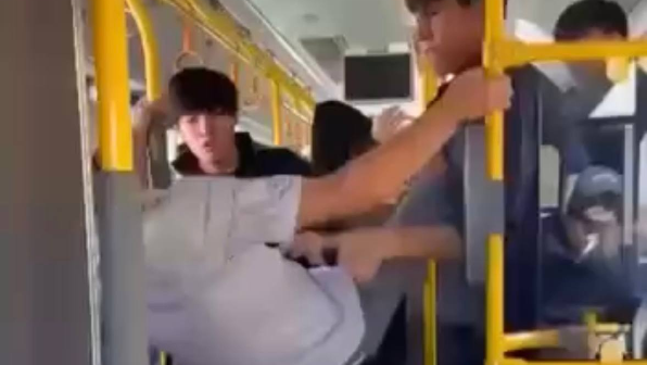 Аямай тепкіледі: Астанада автобустың ішінде жас бала мен ер адам төбелесіп қалды (ВИДЕО)