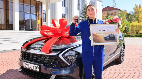 Сүйінші: Екі дүркін әлем чемпионы Аида Әбікееваға жерлестері су жаңа көлік сыйлады