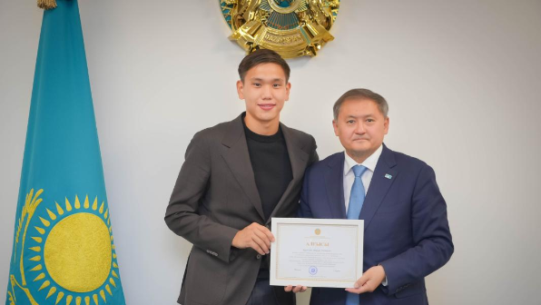 “Жастар үшін жарқын үлгі!”. Сүйінші: Қақпашы Шерхан Қалмұрзаға ректорлық білім гранты берілді